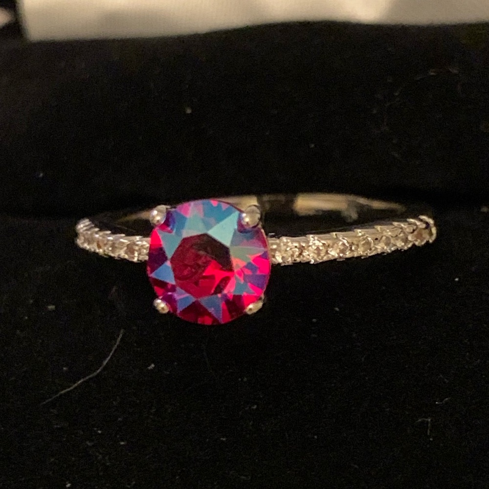 Costume jewelry iridescent magenta ring - size 6